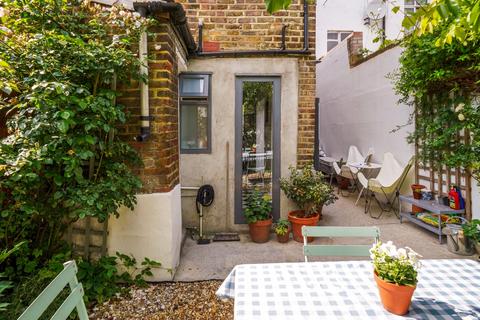 3 bedroom terraced house to rent, Whewell Road, Archway, London