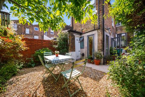 3 bedroom terraced house to rent, Whewell Road, Archway, London