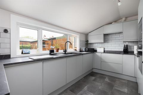 8 Murray Drive, Crieff, PH7 3DG