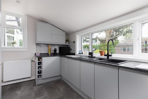 8 Murray Drive, Crieff, PH7 3DG