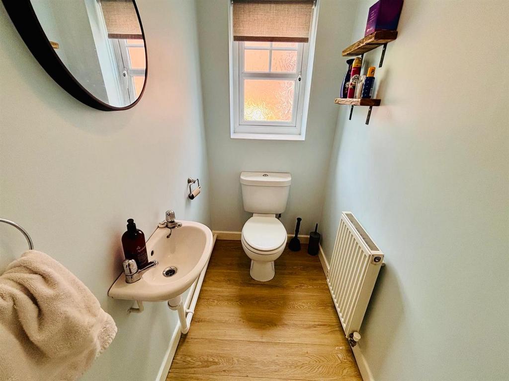 Cloakroom / WC: