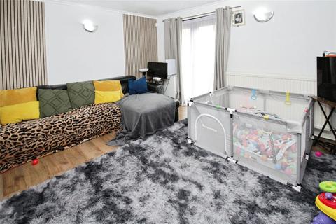 2 bedroom house to rent, Broomfields Place, Basildon, SS13