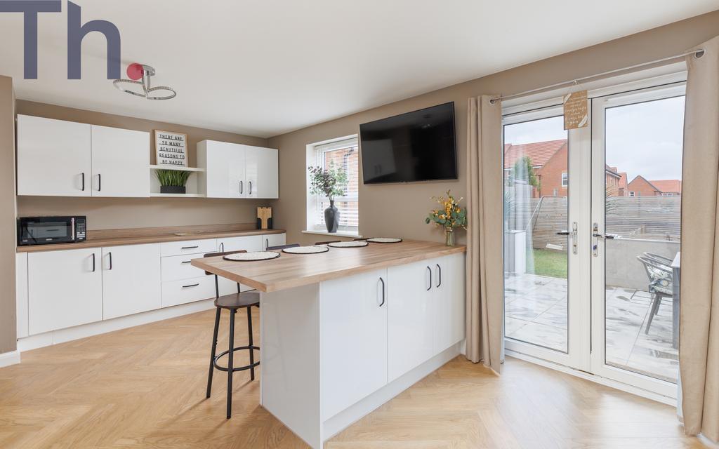 Kitchen & Breakfast Area