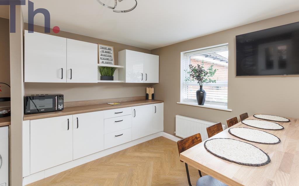 Kitchen & Dining