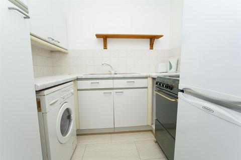 Studio to rent, Colwyn Green, Snowdon Drive, Colindale