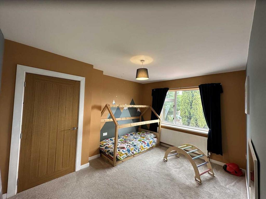 Front bedroom 1: