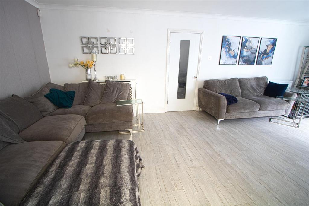 LOUNGE1.jpg