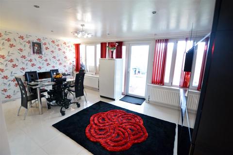 11 Larch Close, Slough, SL2 1ES