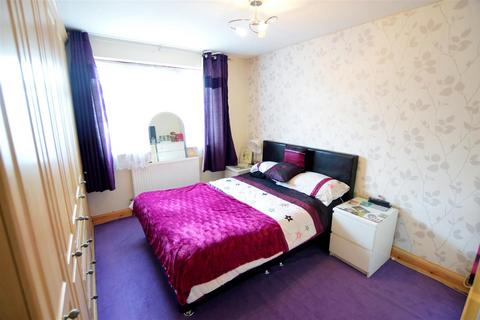 3 bedroom terraced house for sale, Larch Close, Slough