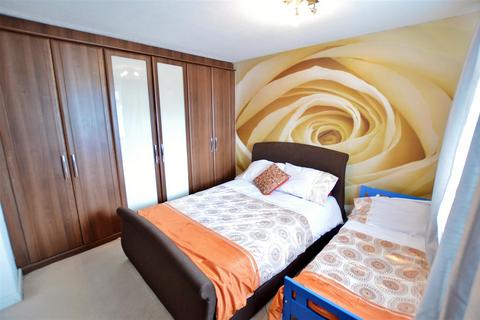 11 Larch Close, Slough, SL2 1ES