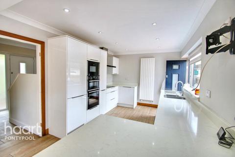 3 bedroom detached house for sale, Afon Close, New Inn