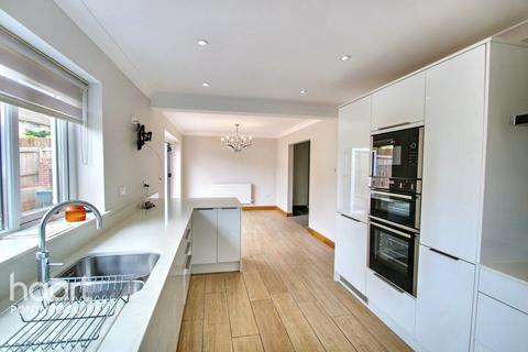 3 bedroom detached house for sale, Afon Close, New Inn