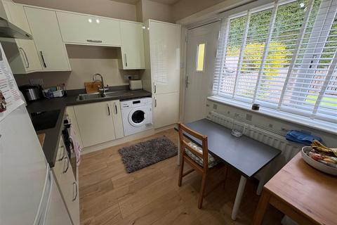 18 Broomcroft, Clayton, Bradford, BD14 6NW