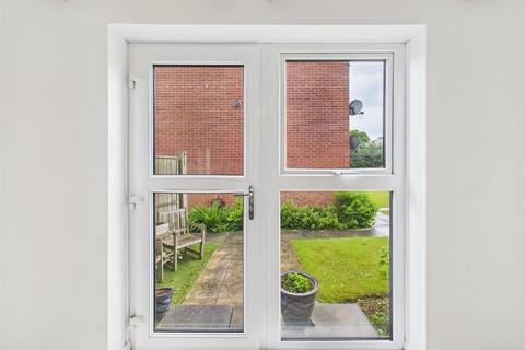 2 bedroom apartment for sale, Warnes Close, Cromer