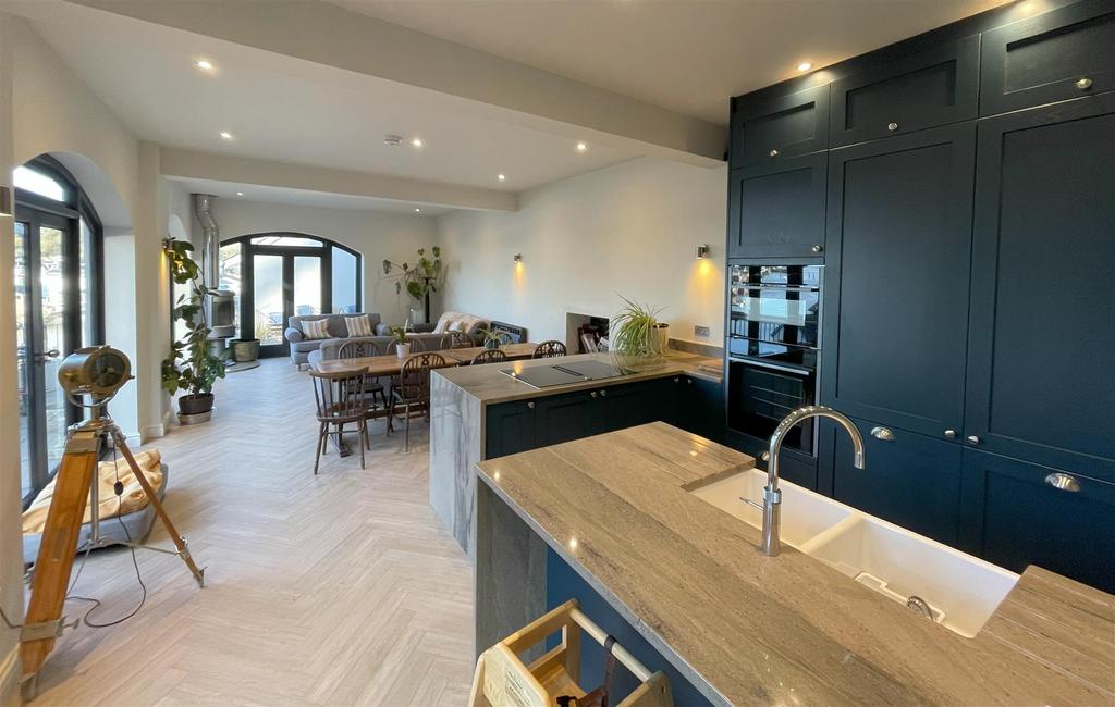 Kitchen copy.jpg