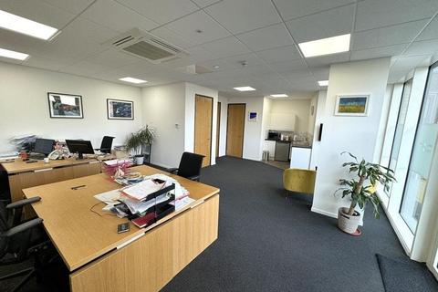 Office to rent, Kew Bridge Rd Brentford TW8 0FH