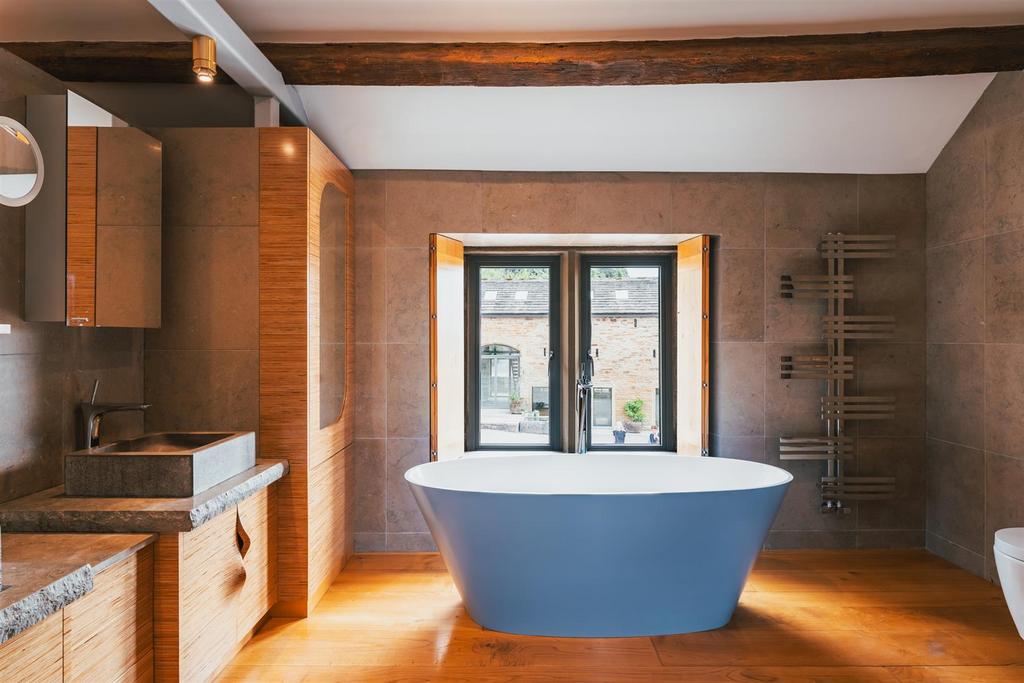 Master En-Suite Bathroom