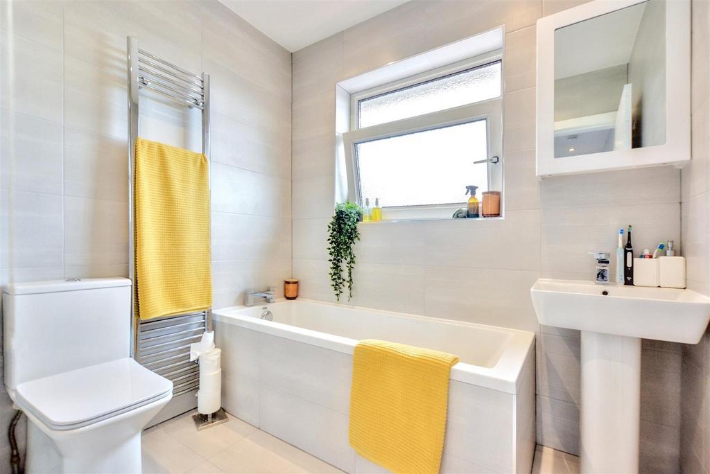 Bathroom 1.jpeg