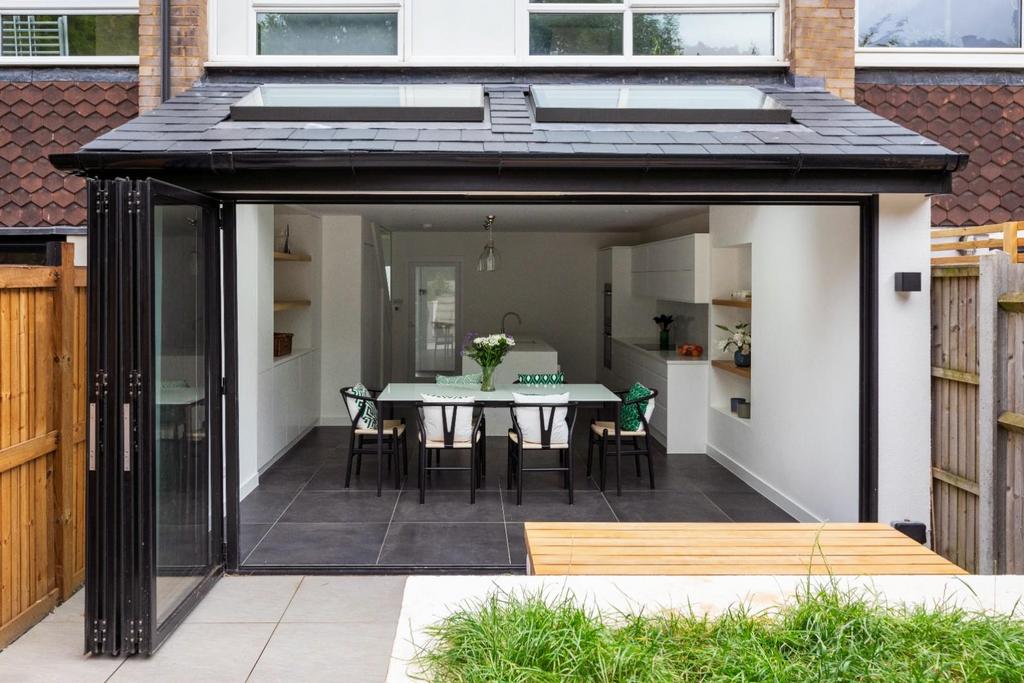 Grazely Court Happy Building 020.jpg