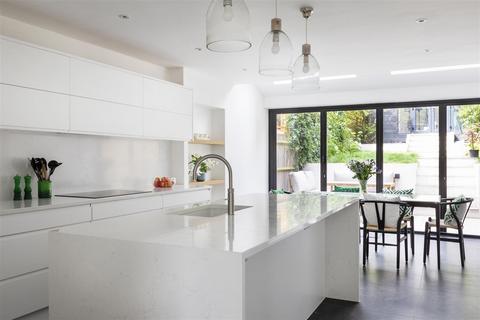 10 Grazeley Court, London, SE19 1QR