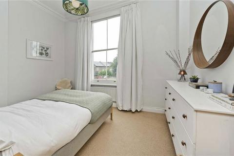 2 bedroom flat for sale, Burlington Mews, London W3