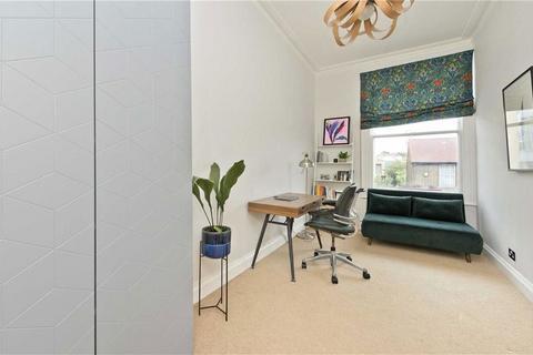 2 bedroom flat for sale, Burlington Mews, London W3