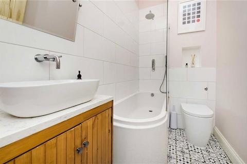 2 bedroom flat for sale, Burlington Mews, London W3