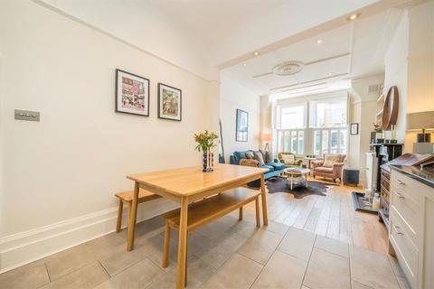 3 bedroom flat for sale, Thirsk Road, London SW11