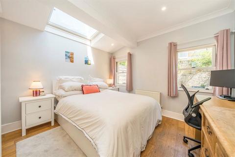 3 bedroom flat for sale, Thirsk Road, London SW11