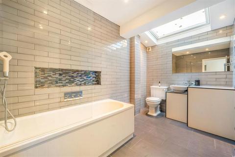 3 bedroom flat for sale, Thirsk Road, London SW11