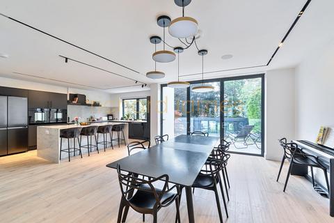 45 Lawrence Avenue, London, NW7 4NL