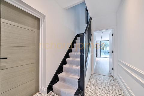 45 Lawrence Avenue, London, NW7 4NL