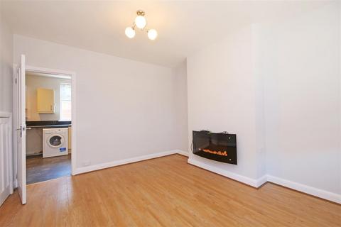2 bedroom semi-detached house to rent, Montague Street, South Bank
