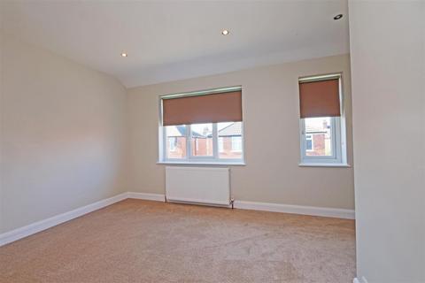 2 bedroom semi-detached house to rent, Montague Street, South Bank