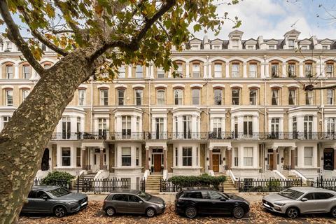 4 bedroom flat for sale, Vicarage Gate, London W8