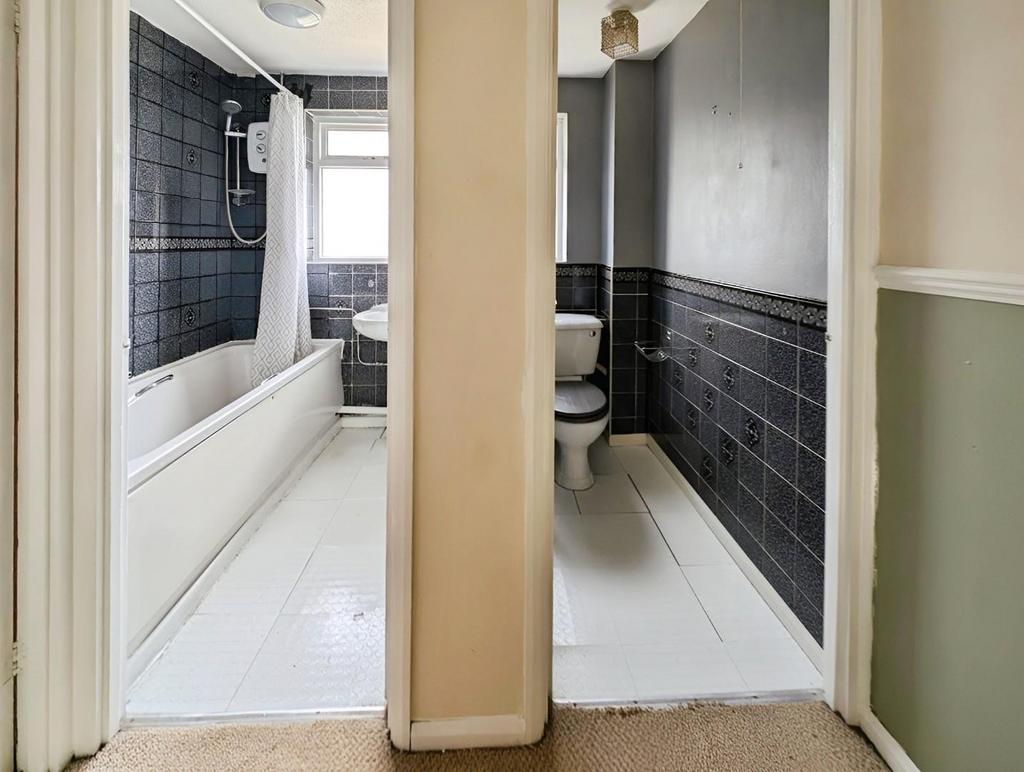 0155f8ab-bathroom.jpg