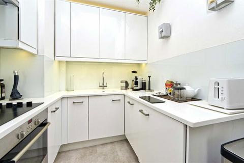 2 bedroom flat for sale, Clanricarde Gardens, London W2
