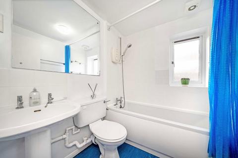 20 Blake Close, London, W10 6AY