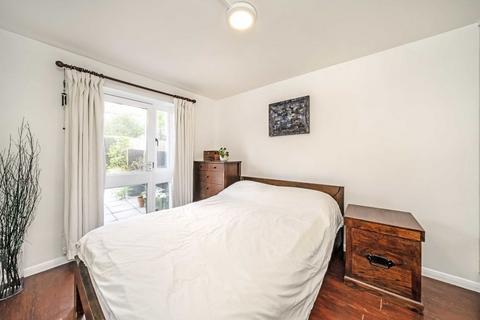 20 Blake Close, London, W10 6AY