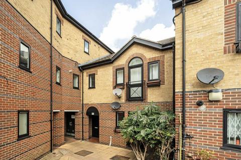 20 Blake Close, London, W10 6AY