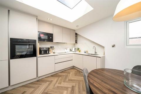 2 bedroom flat for sale, Pavilion Terrace, London W12