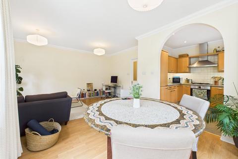 2 bedroom apartment to rent, Admiralty Way, Teddington