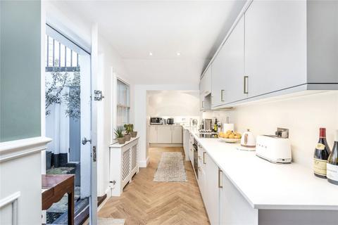 3 bedroom flat for sale, Petersham Mews, London SW7