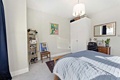 2 bedroom flat for sale, Fairmile Avenue, London SW16