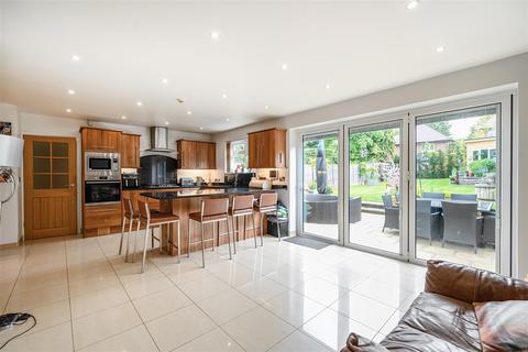39 Yew Tree Bottom Road, Epsom, KT17 3NQ