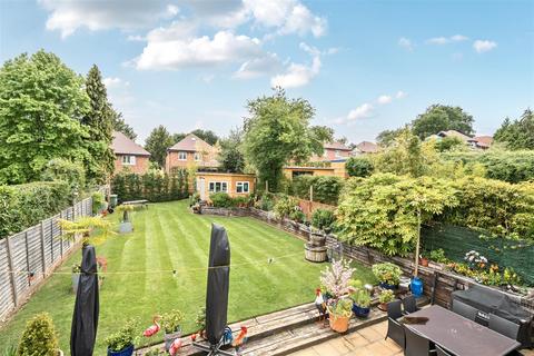 39 Yew Tree Bottom Road, Epsom, KT17 3NQ