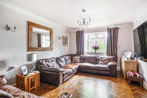 39 Yew Tree Bottom Road, Epsom, KT17 3NQ