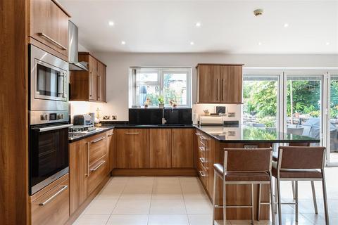 39 Yew Tree Bottom Road, Epsom, KT17 3NQ