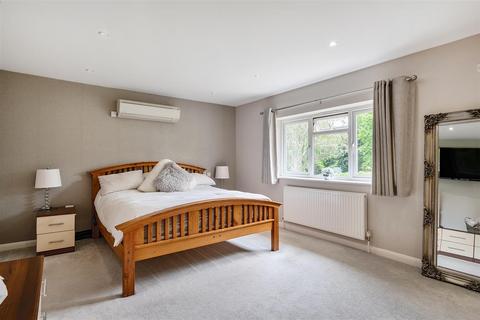 39 Yew Tree Bottom Road, Epsom, KT17 3NQ