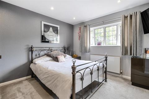 39 Yew Tree Bottom Road, Epsom, KT17 3NQ